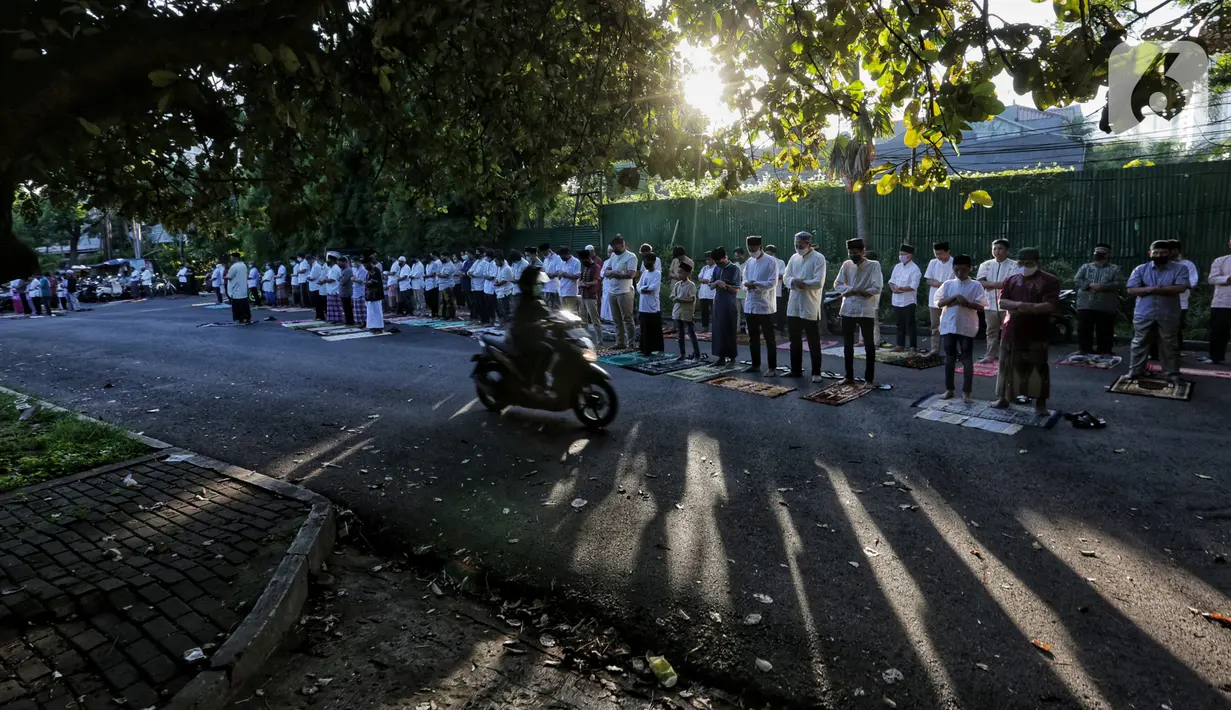 Warga melaksanakan salat Idul Fitri 1441 H berjemaah di Masjid Jami Assa'Dah kebayoran Lama, Jakarta, Sabtu (24/5/2020). Warga yang hendak salat Id diwajibkan untuk menerapkan protokol kesehatan. (Liputan6.com/Johan Tallo)