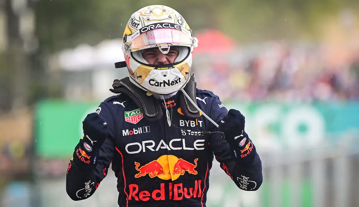 Pebalap Oracle Red Bull Racing, Max Verstappen merayakan kemenangannya di Formula 1 GP Hungaria yang berlangsung di Sirkuit Hongaronging, Budapest, pada Minggu (31/7/2022). (AFP/Jure Makovec)