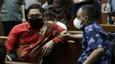 Mantan penyidik KPK, Stepanus Robin Pattuju (kiri) bersama Maskur Husain sesaat sebelum menjadi saksi dalam sidang lanjutan dugaan suap penanganan perkara korupsi di Lampung Tengah dengan terdakwa Azis Syamsuddin di Pengadilan Tipikor Jakarta, Kamis (23/12/2021). (Liputan6.com/Helmi Fithriansyah)