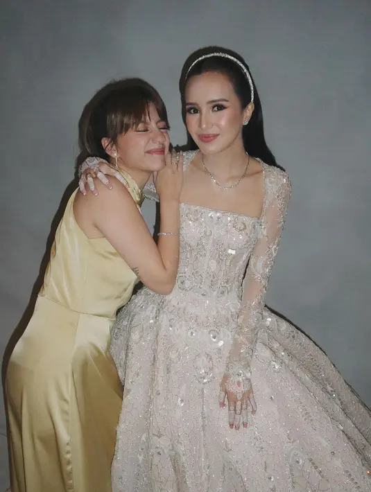 Penampilan menawan Cassandra Lee saat menjadi bridesmaid di momen resepsi pernikahan Beby Tsabina dan Rizki Natakusumah. Cassandra Lee mengenakan dress kuning keemasan. [Foto: Instagram/cassandraslee]