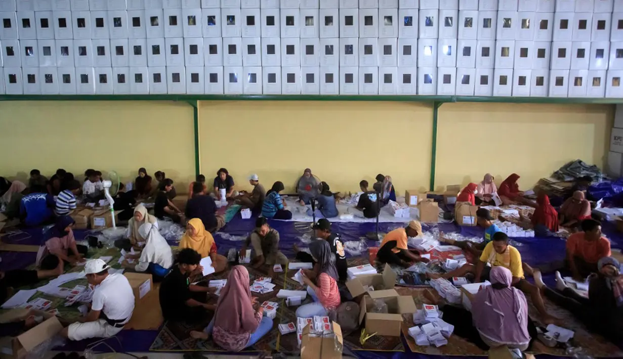 Puluhan orang terlibat dalam proses pelipatan surat suara Pemilu 2024 di Gudang KPU Yogyakarta yang ada di Bantul. Dalam pelipatan surat suara tersebut KPU Yogyakarta turut melibatkan para difabel. (DEVI RAHMAN/AFP)