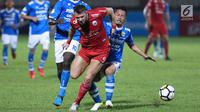 Penyerang Persija, Marko Simic (kiri) berebut bola dengan pemain Persib, Dedi Kusnandar pada lanjutan Go-Jek Liga 1 Indonesia 2018 bersama Bukalapak di Lapangan PTIK, Jakarta, Sabtu (30/6). Persija unggul 1-0. (Liputan6.com/Helmi Fithriansyah)