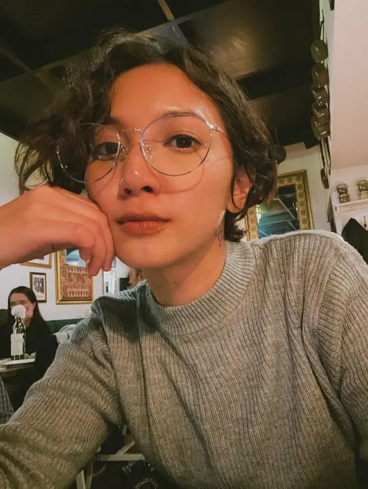 <p>Di film tersebut, gaya rambut Sheila dibuat dengan style pixie cut yang ditata curly. [Foto: instagram.com @sheiladaisha/@vidialdiano]</p>