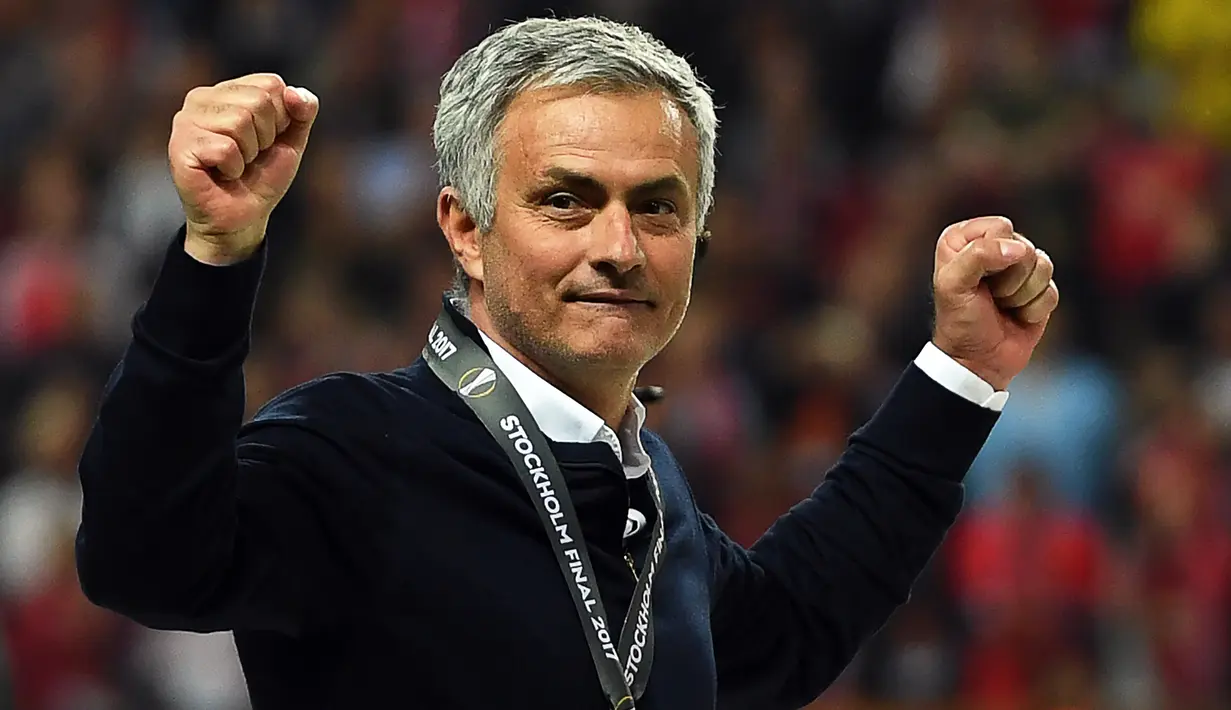 Pelatih Manchester United, Jose Mourinho, melakukan selebrasi usai menjuarai Piala Europa dengan mengalahkan Ajax Amsterdam pada final Liga Europa di Friends Arena, Stockholm, Rabu (24/05/2017). Manchester United menang 2-0. (EPA/Georgi Licovski)