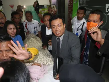 Ketua DPR, Setya Novanto saat akan dipindahkan dari RS Medika Permata Hijau, Jakarta, Jumat (17/11). Setnov akan dipindah ke RS Cipto Mangunkusumo. (Liputan6.com/Helmi Fithriansyah)