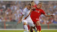 Lucas Leiva (kanan) berebut bola dengan Radja Nainggolan (REUTERS/Brian Snyder)