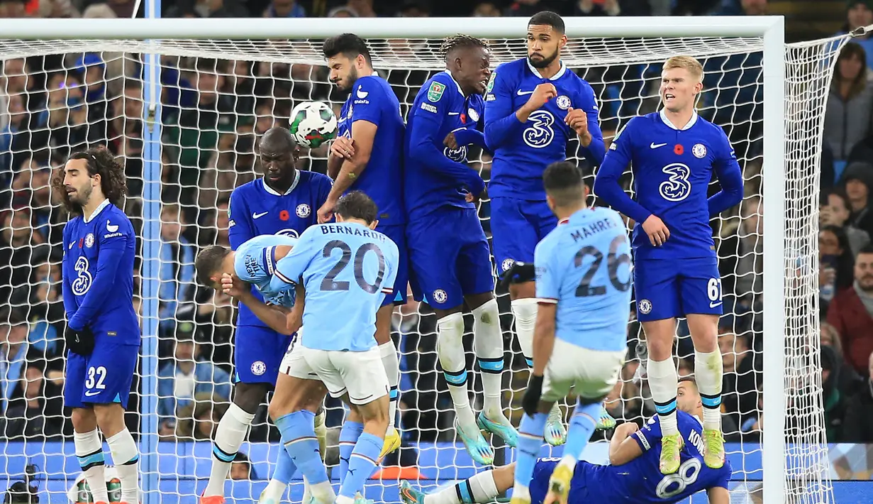 Pada awal babak kedua di menit ke-53 Riyad Mahrez membawa tuan rumah unggul 1-0 lewat gol yang dicetak melalui eksekusi tendangan bebas. Sepakan terukurnya membuat Edouard Mendy tak berkutik. (AFP/Lindsey Parnaby)
