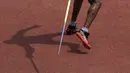 Bayangan Dinesh Priyantha peraih medali emas asal Srilanka di cabang para atletik nomor lempar lembing klasifikasi F46 pada Asian Para Games 2018, di SUGBK Jakarta, Kamis(11/10/2018).(Bola.com/Peksi Cahyo)
