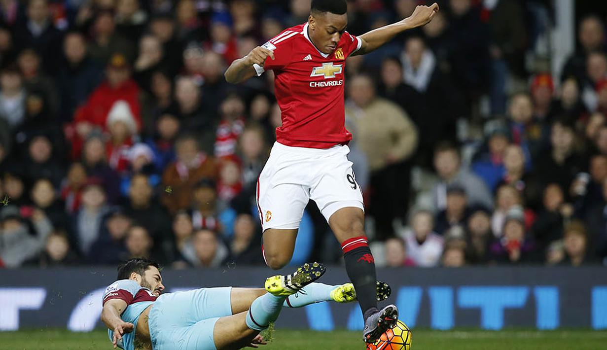 Penyerang MU, Anthony Martial, berusaha melewati pemain West Ham, James Tomkins, pada laga Liga Premier Inggris di Stadion Old Trafford, Inggris, Sabtu (5/12/2015). (Reuters/Andrew Yates)