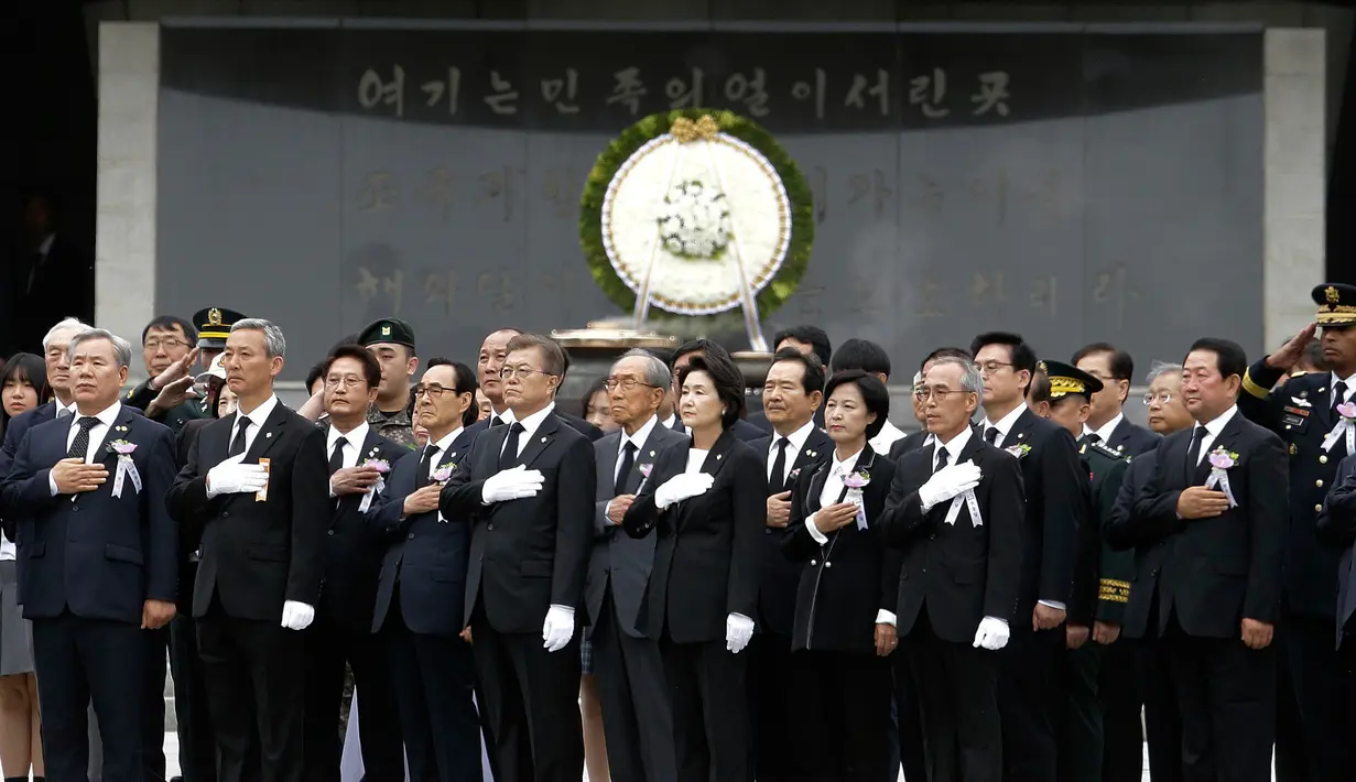 Presiden Korea Selatan Moon Jae-in memberi penghormatan saat mengikuti upacara Memorial Day di pemakaman nasional di Seoul, Korea Selatan (6/6). Dalam hari peringatan ini sebuah sirene berdering di seantero negeri Korsel. (AP Photo/Ahn Young-joon)