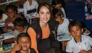 Cinta Laura Ceritakan Kondisi Anak-Anak di NTT, Masih Belajar di Bawah Terpal