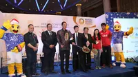 Ketua Umum PBSI, Gita Wirjawan dan Direktur BCA, Armand Hartono didampingi Praveen Jordan, Debby Susanto, Rexy Mainaky, Anton Subowo saat mengikuti press conference Indonesia Open 2016 di Hotel Kempinski, Jakarta, Rabu (11/5/2016). (Bola.com/Nicklas Hanoa