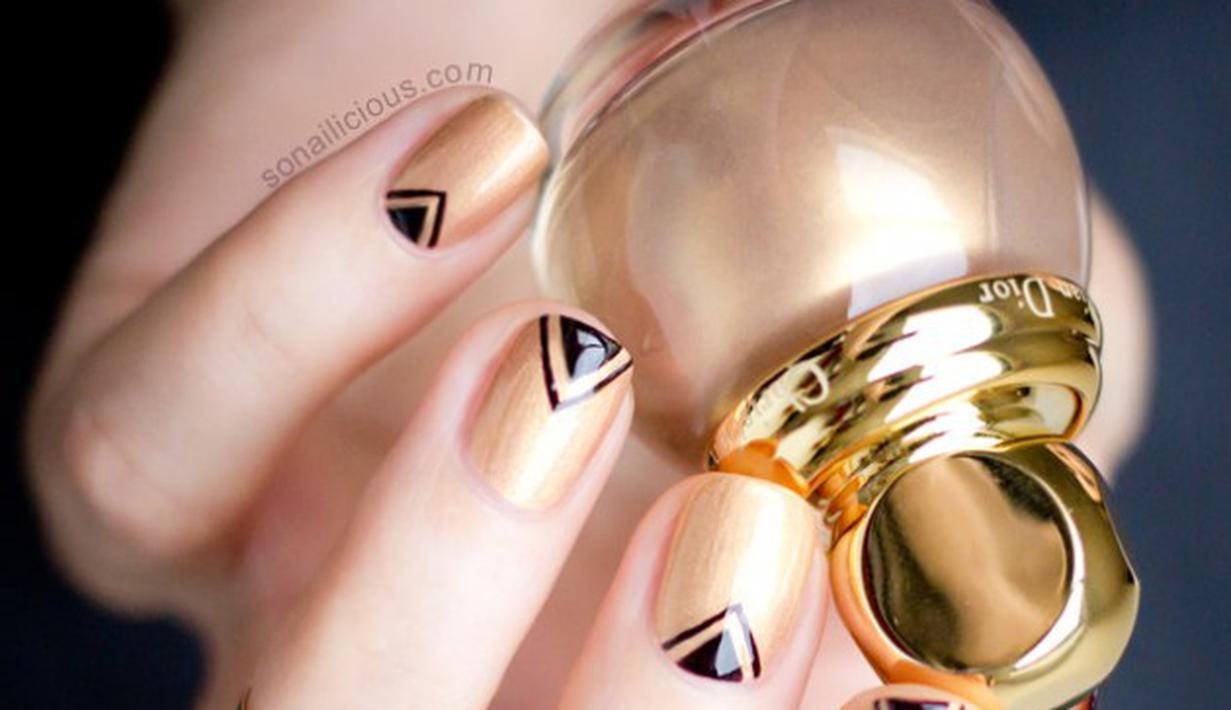 Tampil Cetar Dengan Nail Art Black and Gold Super Elegan Photo