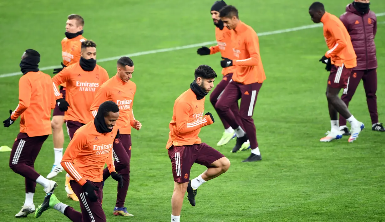 Para pemain Real Madrid mengikuti sesi latihan menjelang laga Liga Champions vs Shakhtar Donetsk di stadion Olympiyskiy di Kiev, Senin (30/11/2020). Real Madrid akan bermain tandang melawan Shakhtar Donetsk pada Selasa malam 1 Desember 2020 waktu setempat. (Sergei SUPINSKY/AFP)
