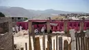 Tim forensik memeriksa sebuah kuburan massal yang ditemukan di Tijuana timur, Meksiko (17/8). Menurut pejabat setempat, lebih dari 600 fragmen tulang manusia ditemukan di perbatasan Meksiko-AS. (AFP Photo/Guillermo Arias)