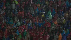 Para pendukung Bali United atau Semeton Dewata, memberi dukungan di tengah hujan deras saat laga Piala Presiden 2017 melawan Borneo FC di Stadion I Wayan Dipta, Bali, Senin (13/2/2017). (Bola.com/Vitalis Yogi Trisna)