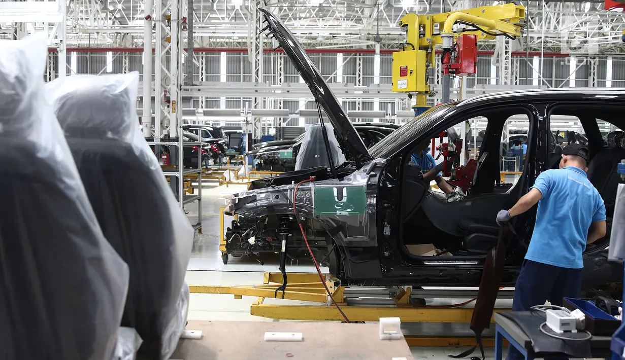 Pekerja menyelesaikan perakitan mobil Mercedes Benz di Pabrik Mercedes Benz, Wanaherang, Bogor (11/12). Mercededes-Benz C-Class memiliki pasar yang besar di Indonesia. (Liputan6.com/Herman Zakharia)