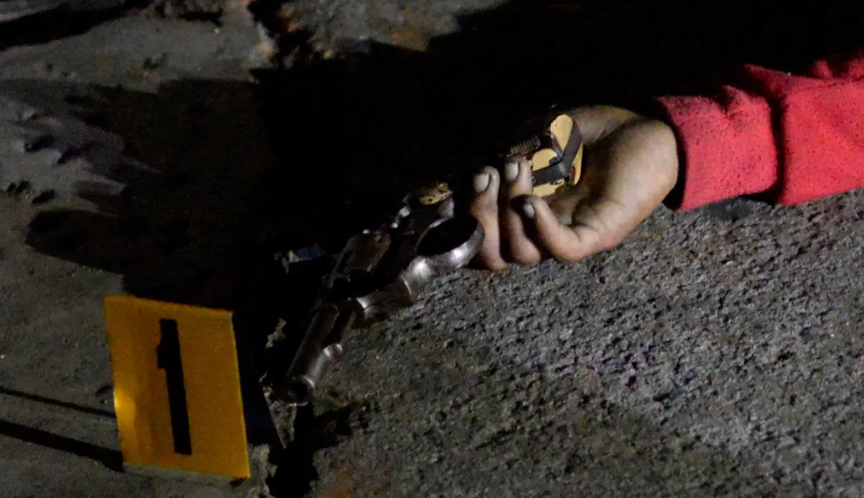 Senjata api yang digunakan pria yang tewas setelah ditembak mati oleh polisi di Manila, Filipina, (21/9). Menurut polisi kejadian ini adalah korban dari eksekusi main hakim sendiri bagi pengguna atau pengedar narkoba. (REUTERS/Ezra Acayan)