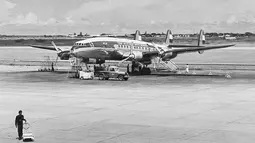 Aktifitas Bandar Udara Internasional Kemayoran yang masih dikelola oleh maskapai penerbangan Belanda yaitu Koninklijke Nederlandsch-Indische Luchtvaart Maatschappij (KNILM) dari tahun 1910-1942. (cdn-www.airliners.net)