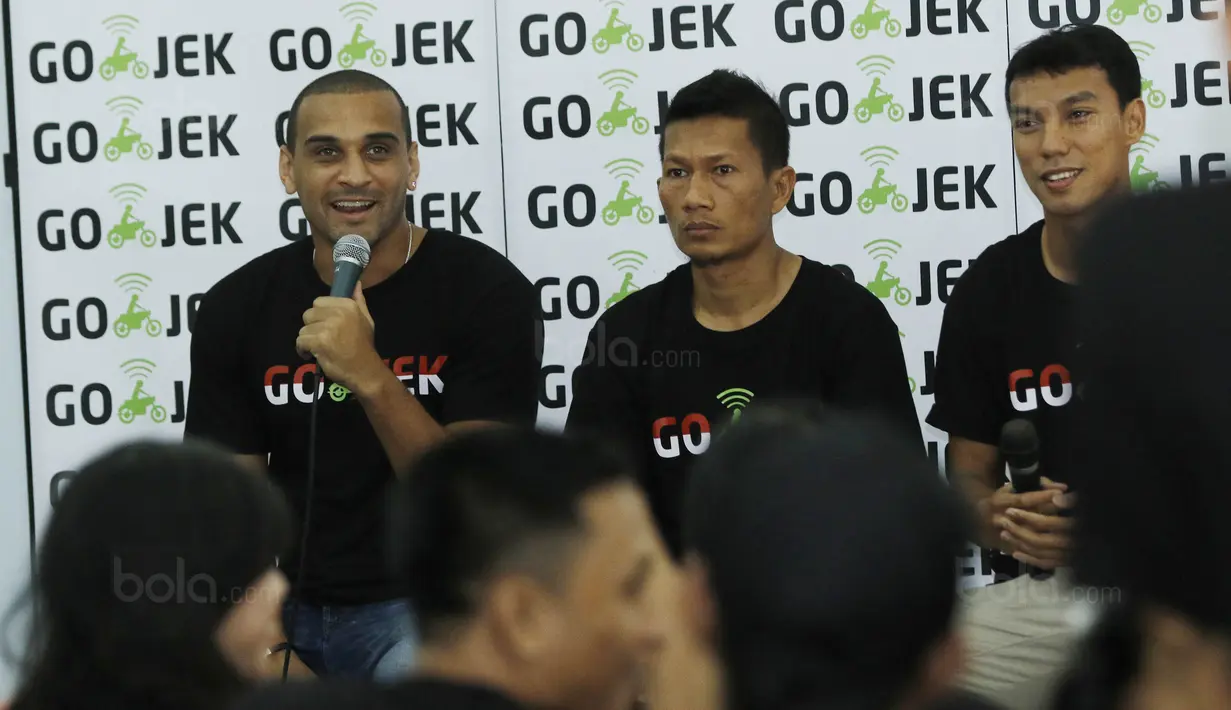 Pemain Persija, Bruno Lopes, menjawab pertanyaan saat jumpa fans di Kawasan Halim, Jakarta, Senin (2/10/2017). Acara yang diselenggarakan oleh Gojek tersebut menjadi ajang bertemunya The Jakmania dengan pemain idolanya. (Bola.com/M Iqbal Ichsan)