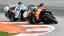 Pedro Acosta pada balapan MotoGP 2025. Tampak ia ada di depan Alex Marquez. (JOSE JORDAN / AFP)