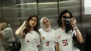 Rismahani, istri Witan Sulaeman tampil dengan padu padan jersey timnas warna putihnya, hijab putih, dan celana jeans. [@acadumpie]