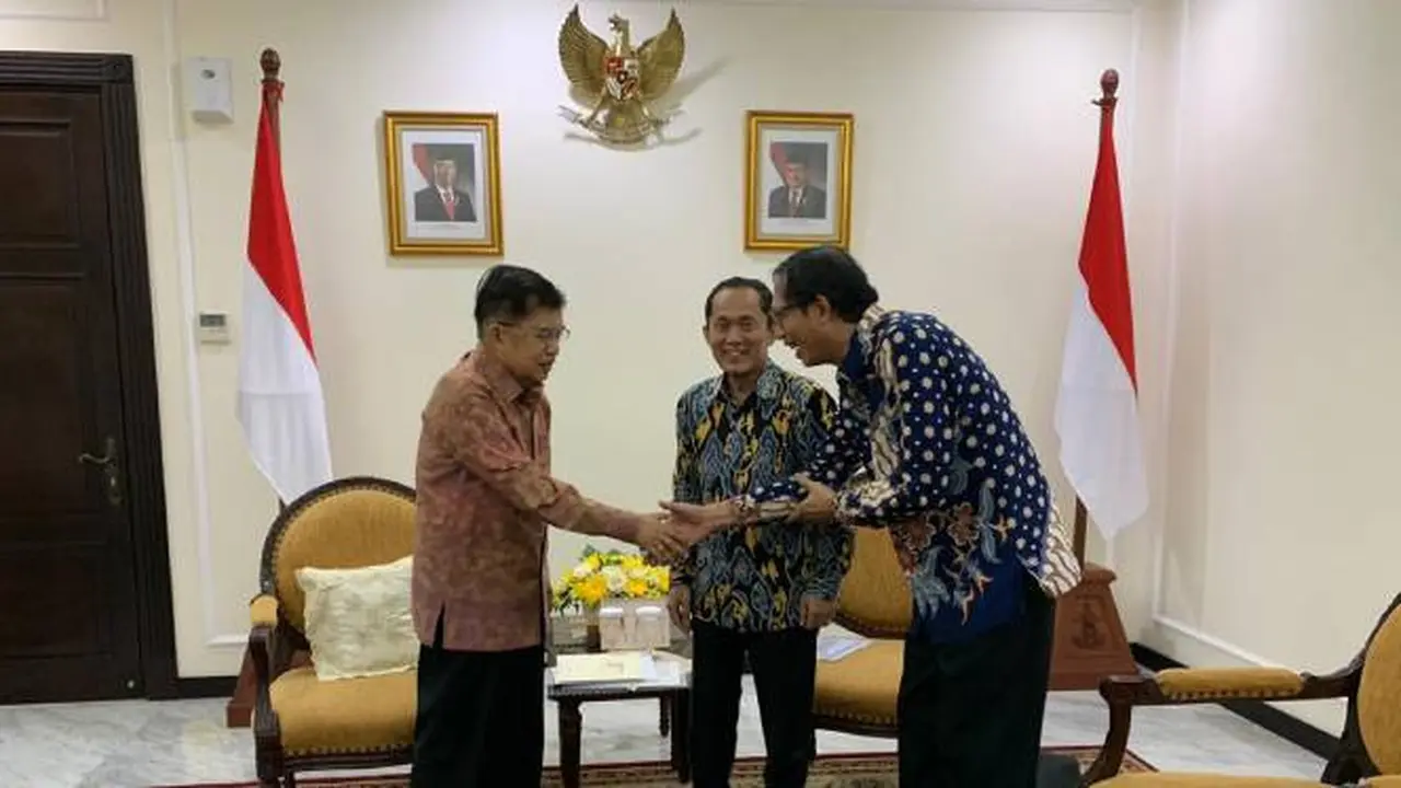 Rektor ITB  Prof. Kadarsah Suryadi dan Guru Besar ITB Prof Suhono Harso Supangkat diterima Wakil Presiden Jusuf Kalla dalam rangka melaporkan kegiatan Rating Kota Cerdas Indonesia ke-3 tahun 2019.