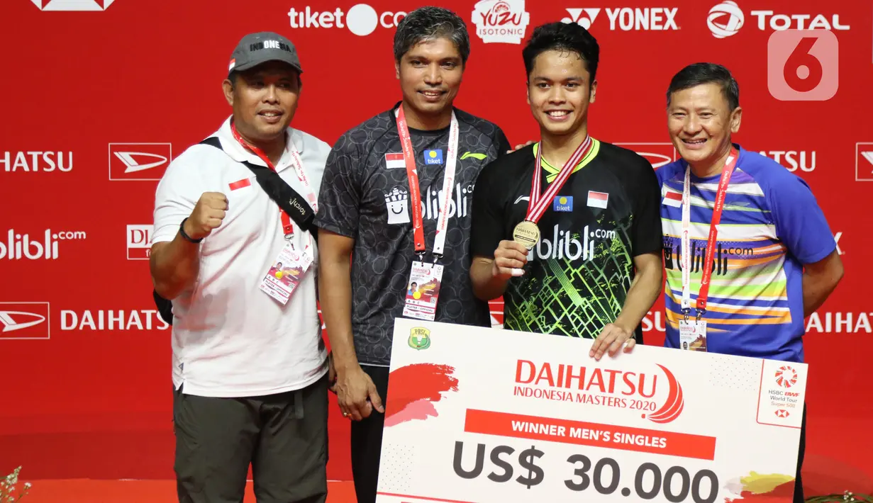 Pebulutangkis Indonesia, Anthony Sinisuka Ginting (kedua kanan) bersama tim pelatihnya usai laga final tunggal putra Indonesia Masters 2020 melawan Anders Antonsen (Denmark) di Istora GBK, Jakarta, MInggu (19/1/2020). Anthony Sinisuka unggul 17-21 21-15 21-9. (Liputan6.com/Helmi Fithriansyah)