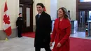 File foto pada 5 Desember 2019, Perdana Menteri Kanada, Justin Trudeau dan istrinya, Sophie Gregorie Trudeau tiba untuk menyampaikan pidato di Senat Kanada. Kantor pemerintahan Kanada  mengonfirmasi istri PM Justin Trudeau telah dinyatakan positif terinfeksi Virus Corona COVID-19. (Dave Chan/AFP)