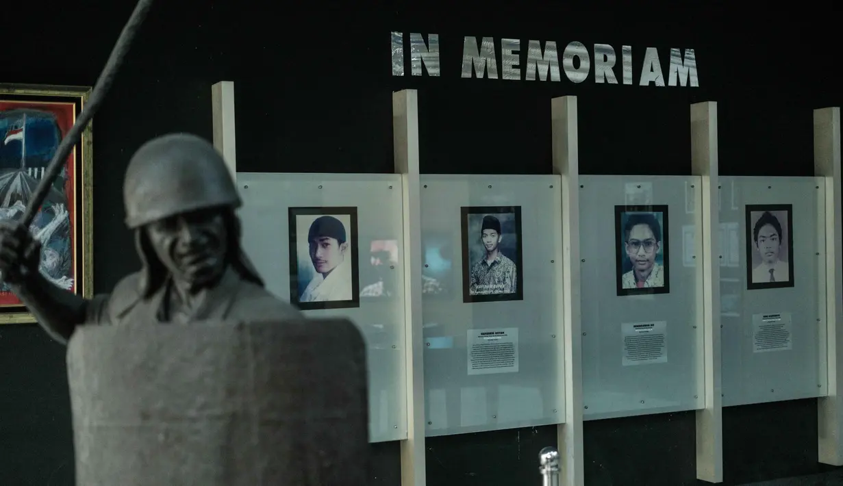 Peristiwa kelam ini sekaligus menjadi titik balik jatuhnya rezim Orde Baru di bawah kepemimpinan Presiden Soeharto yang telah berkuasa selama 32 tahun. Tampak dalam foto, potret empat mahasiswa yang tewas dalam demonstrasi mahasiswa di Universitas Trisakti pada Mei 1998, Elang Mulia Lesmana (kiri), Hafidhin Royan (kedua dari kiri), Hendriawan Sie (ketiga dari kiri), dan Heri Hertanto, dipajang di Museum Tragedi 12 Mei di kampus Universitas Trisakti, Jakarta pada 22 April 2026. (Yasuyoshi Chiba/AFP)