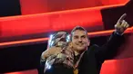 Jorge Lorenzo saat menerima trofi Juara Dunia FIM Awards di Palacio de Congresos, Spanyol, Minggu(8/11/2015.  (motogp.com)