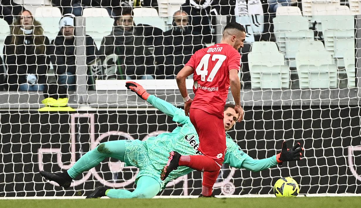 Pemain Monza, Dany Mota berhasil menjebol gawang Juventus dalam pertandingan pekan ke-20 Liga Italia 2022/2023. Nasib sial dialami oleh Juventus yang menyerah 0-2 oleh Monza saat bermain di Allianz Stadium. (AP via LaPresse/Marco Alpozzi)