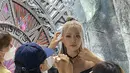 Rose Blackpink di lokasi syuting Pink Love. (Foto: Instagram/ roses_are_rosie)