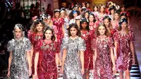 Intip kemegahan parade fashion di Milan Fashion Week 2017 di sini.