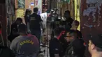 Sejumlah petugas saat mengevakuasi korban penembakan massal di sebuah bar di kota Belm, negara bagian utara Par, Brazil (19/5/2019). Sebanyak 11 orang dilaporkan tewas dalam serangan yang dilakukan 7 pria bersenjata tersebut. (Claudio Pinheiro/Agencia Panamazonica/AFP)