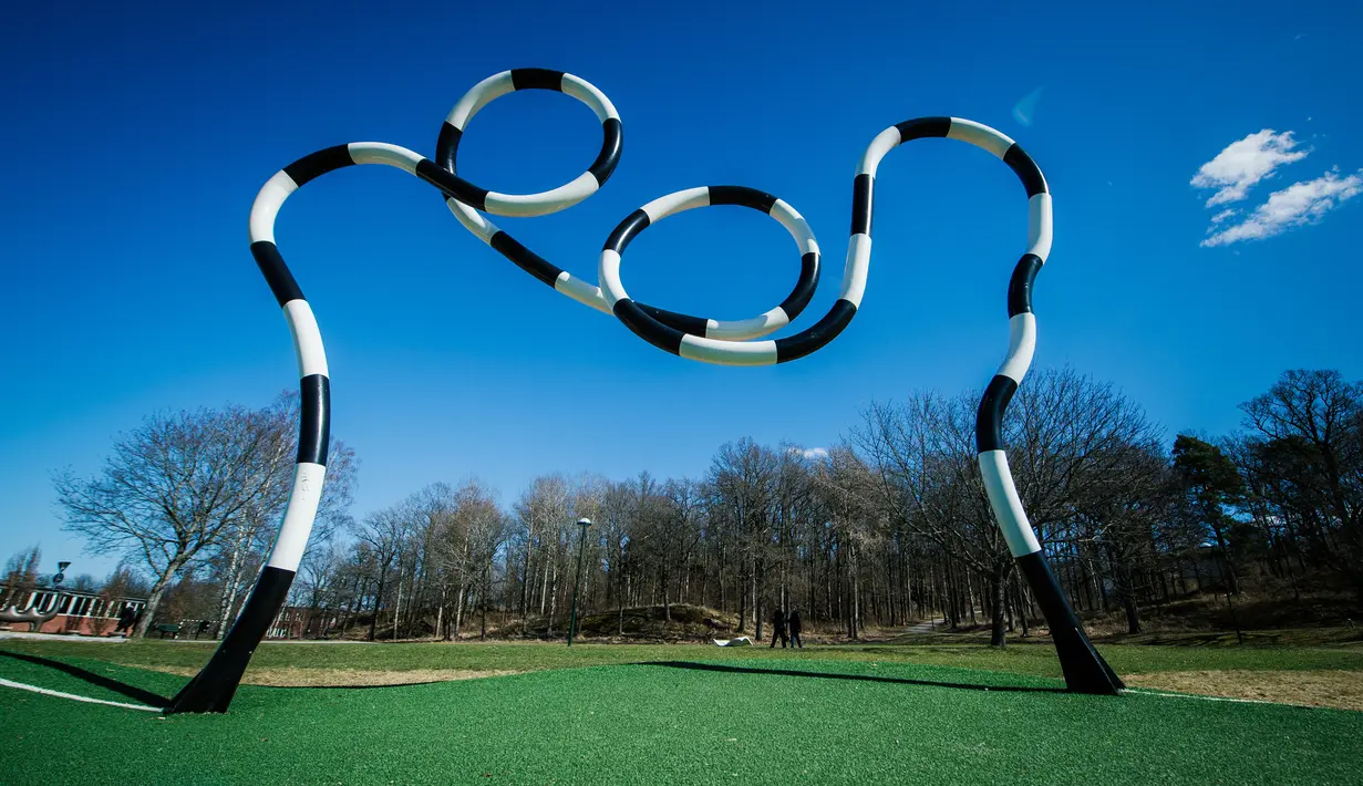 Bentuk tak umum gawang di lapangan Puckelboll yang ada di Skarholmen, Stockholm, Swedia, 11 April 2016. Lapangan Puckelboll adalah lapangan sepak bola buatan yang bergelombang dan merupakan karya seni dari Johan Storm. (Jonathan NACKSTRAND/AFP)