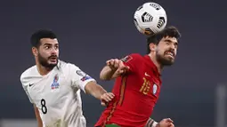 Pemain Portugal, Pedro Neto, duel udara dengan pemain Azerbaijan, Coshqun Diniyev, pada laga kualifikasi Piala Dunia 2022 di Stadion Juventus, Turin, Kamis (25/3/2021). Portugal menang dengan skor 1-0. (Fabio Ferrari/LaPresse via AP)