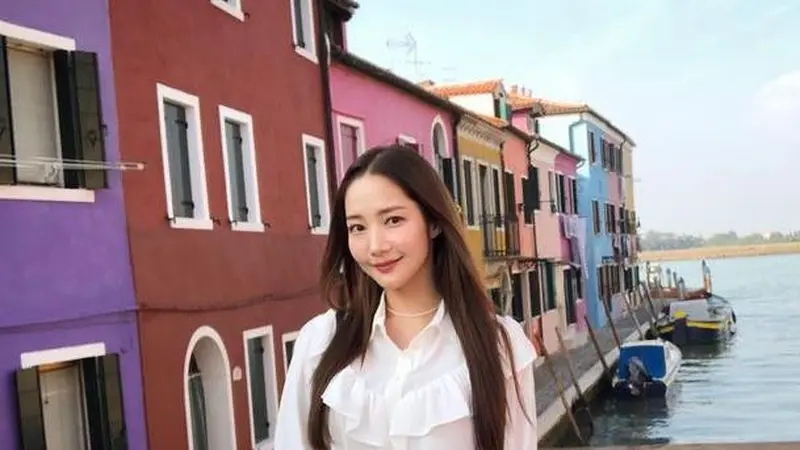 11 Ide Smart Casual Style ala Park Min Young, Minimalis dan Berkelas!