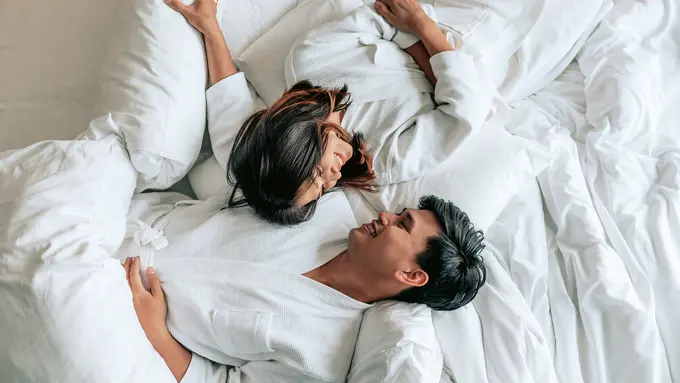 perempuan dan pasangan soulmate bersama
