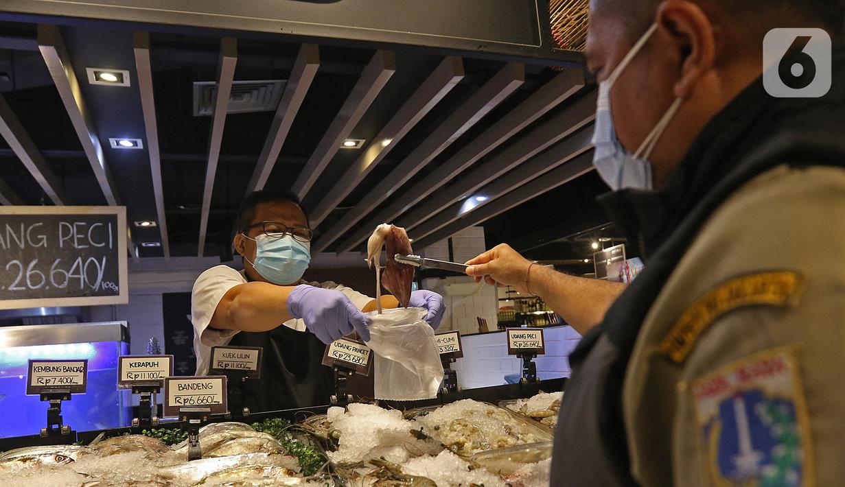 Petugas lab dari Dinas KPKP Provinsi DKI Jakarta mengecek cumi di Swalayan Gelael, Pancoran, Jakarta, Senin (21/12/2020). Pengawasan dan pengambilan uji sampel dilakukan pada komoditas hasil pertanian seperti beras, buah buahan dan sayuran. (Liputan6.com/Herman Zakharia)