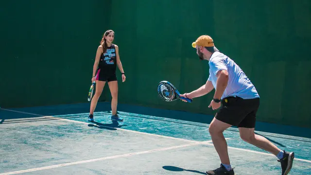 Ilustrasi bermain padel bersama sebagai bagian dari aktivitas social fitness.