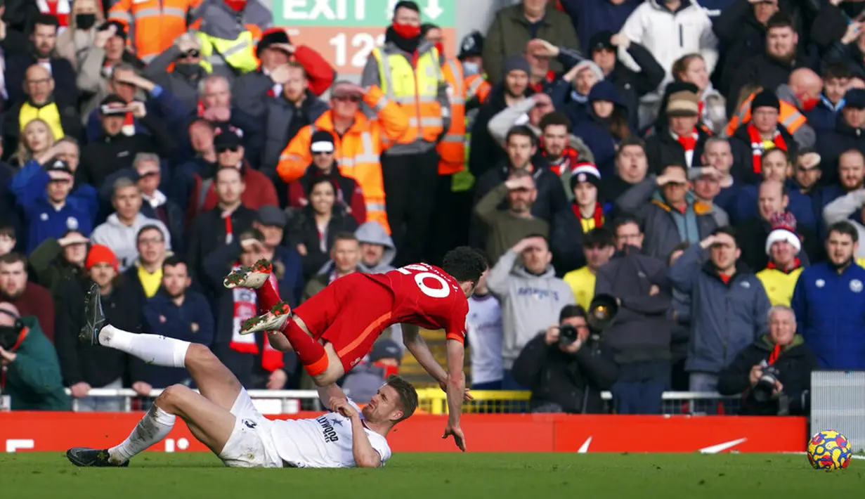 Pemain Brentford Kristoffer Ajer (bawah) menjegal pemain Liverpool Diogo Jota pada pertandingan sepak bola Liga Inggris di Anfield, Liverpool, Inggris, 16 Januari 2022. Liverpool menang 3-0. (AP Photo/Jon Super)