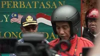 Presiden Jokowi menaiki motor menjajal jalan perbatasan trans-Kalimantan di Kecamatan Krayan, Kabupaten Nunukan, Provinsi Kalimantan Utara, Kamis (19/12/2019).  (foto: biro pers setpres)