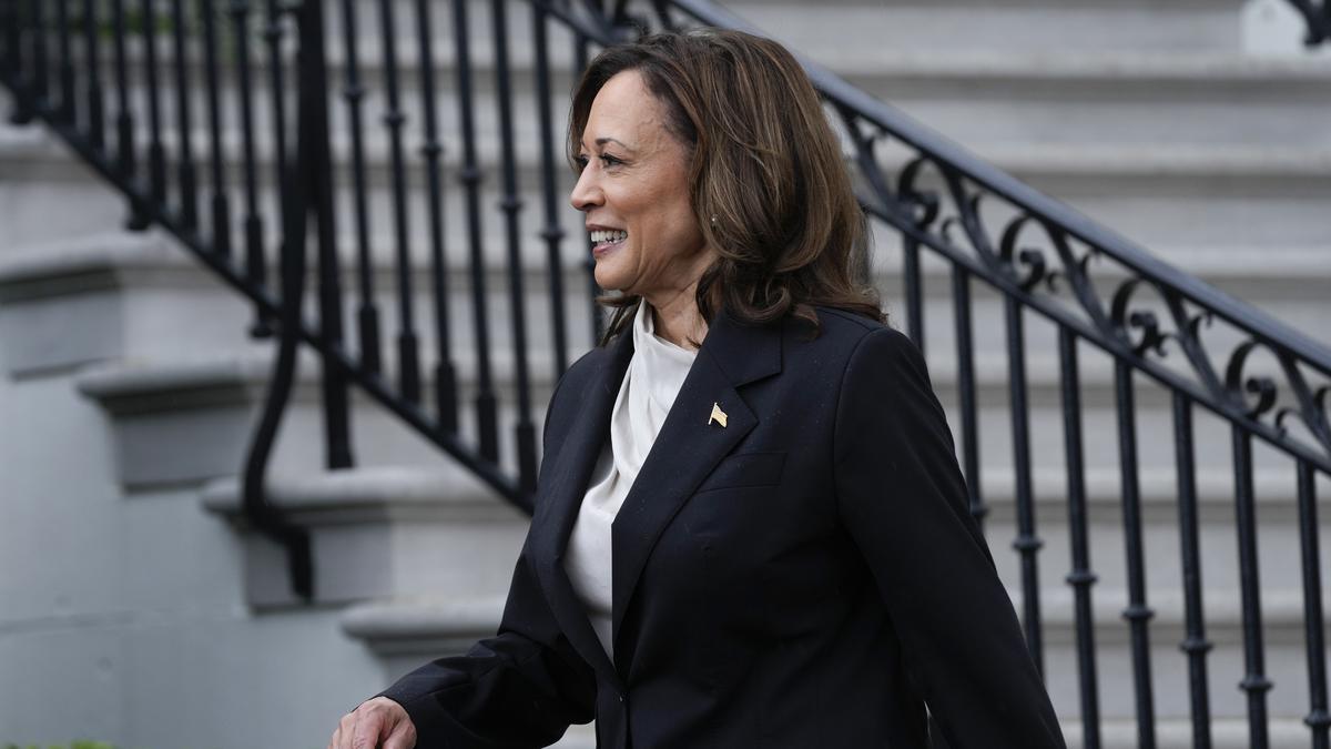 Cek Fakta: Hoaks Foto Kamala Harris Bersama Jeffrey Epstein di Pantai Berita Viral Hari Ini Rabu 18 September 2024