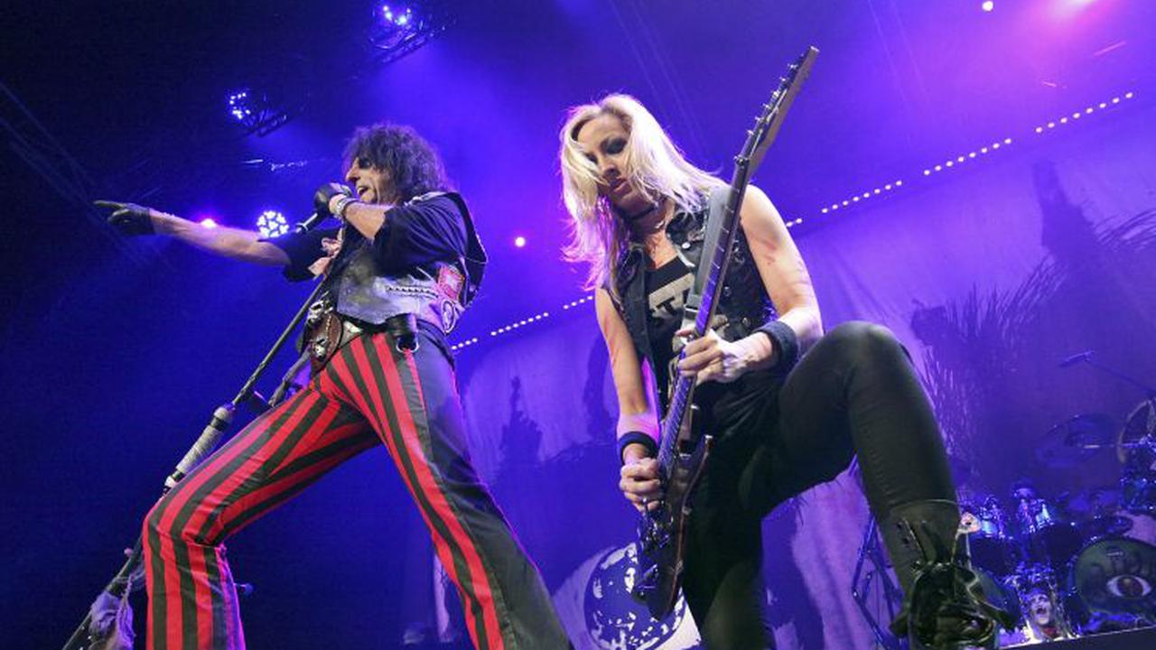 Nita Strauss dan Alice Cooper