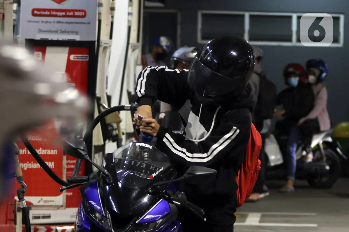 FOTO: Antrean Kendaraan di SPBU Jelang Kenaikan Harga Pertamax