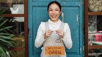 Ilustrasi membuka, merintis bisnis/usaha kecil. (Photo by Ketut Subiyanto: https://www.pexels.com/photo/ethnic-female-cafe-owner-showing-welcome-we-are-open-inscription-4473398/)