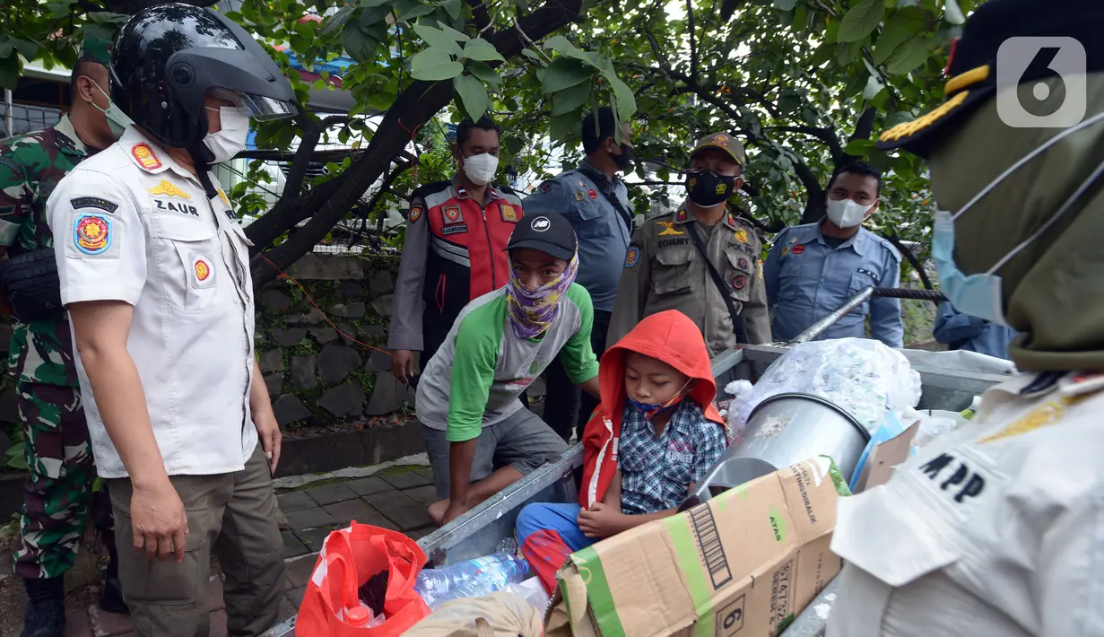 Petugas gabungan merazia Peyandang Masalah Kesejahteraan Sosial (PMKS) di wilayah Kecamatan Duren Sawit, Jakarta Timur, Jumat (8/4/2022). Pemprov DKI Jakarta terus melakukan razia PMKS selama Ramadhan dan menjaring enam orang dalam razia kali ini. (merdeka.com/Imam Buhori)