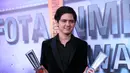 Aliando Syarief usai menerima penghargaan di Infotainment Awards 2017. Acara diselenggarakan di Studio 6 Emtek City, Daan Mogot, pada Selasa 24 Januari 2017 malam. (Adrian Putra/Bintang.com)