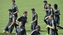 Pemain AS Roma melakukan pemanasan saat sesi latihan di Trigoria, Roma, Italia (15/9/2015). AS Roma akan menantang Barcelona di leg pertama penyisihan Grup E Liga Champions. (AFP PHOTO/ANDREAS Solaro)